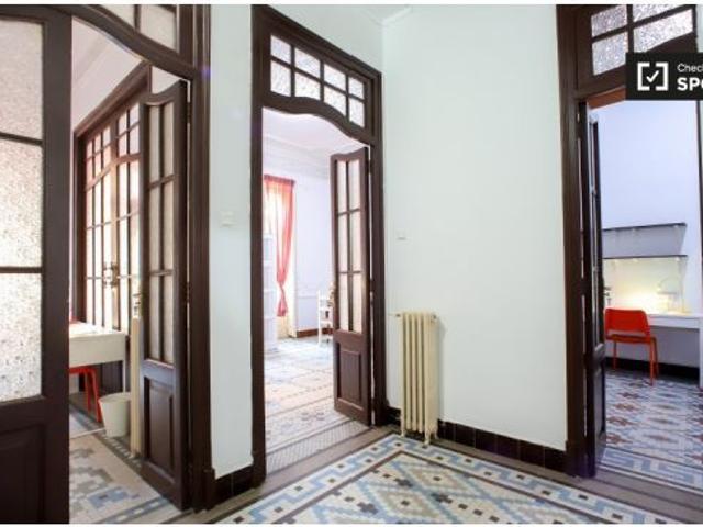 Se alquila habitación en piso compartido de 10 habitaciones en Russafa, solo para estudiantes