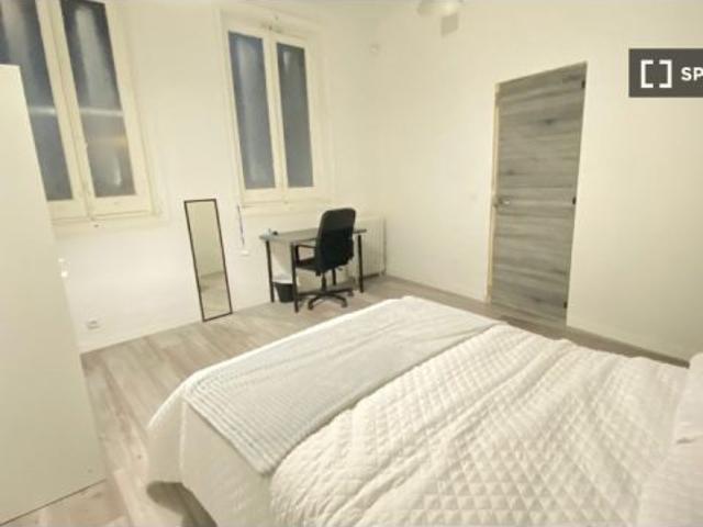 Se alquila habitación en piso compartido de 10 habitaciones en Sol