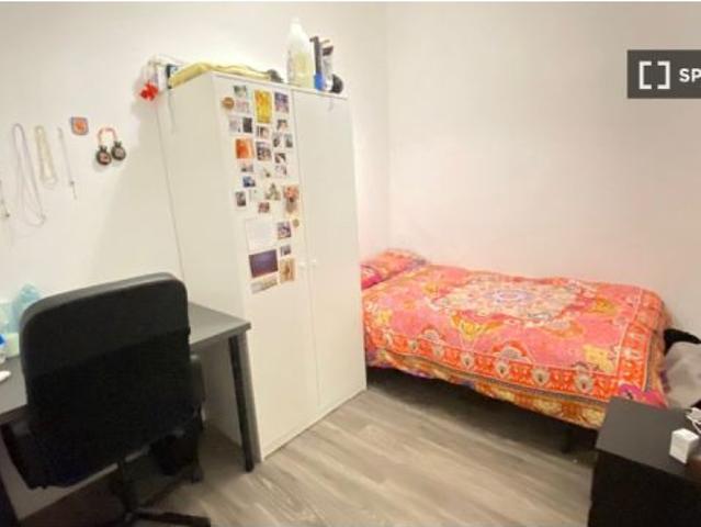 Se alquila habitación en piso compartido de 10 habitaciones en Sol