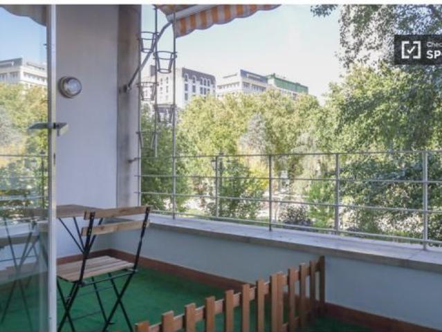 Se alquila habitación en piso compartido de 11 habitaciones en Argüelles, todos los gastos incluidos