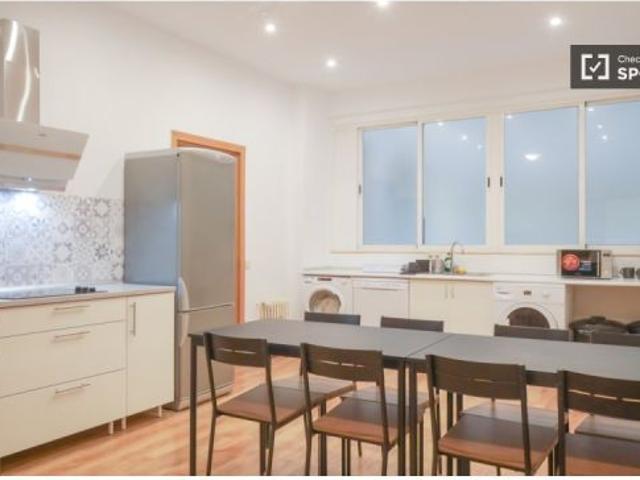 Se alquila habitación en piso compartido de 11 habitaciones en Argüelles, todos los gastos incluidos