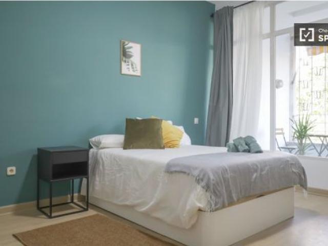 Se alquila habitación en piso compartido de 11 habitaciones en Argüelles, todos los gastos incluidos