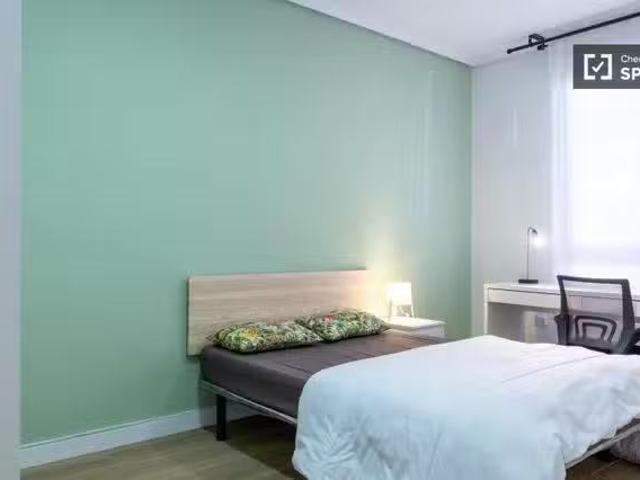 ¡Se alquila habitación en piso compartido de 12 habitaciones e.