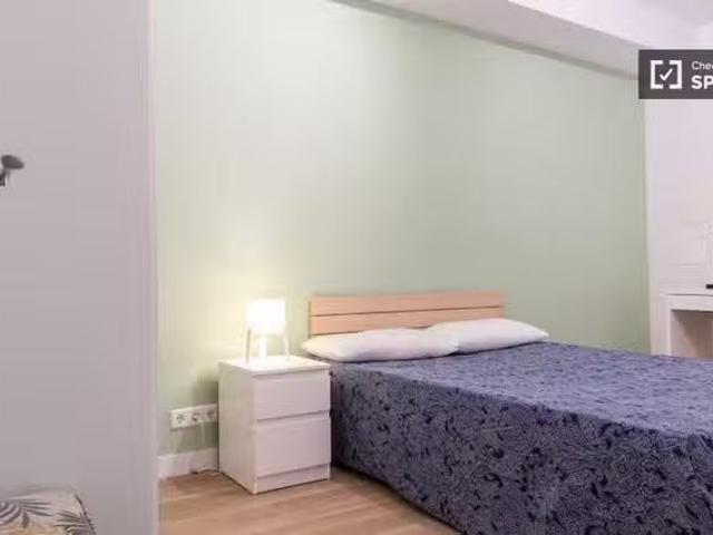 ¡Se alquila habitación en piso compartido de 12 habitaciones e.