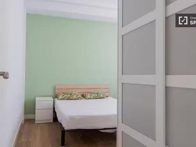 ¡Se alquila habitación en piso compartido de 12 habitaciones e.