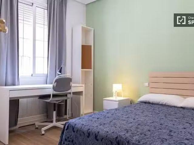 ¡Se alquila habitación en piso compartido de 12 habitaciones e.