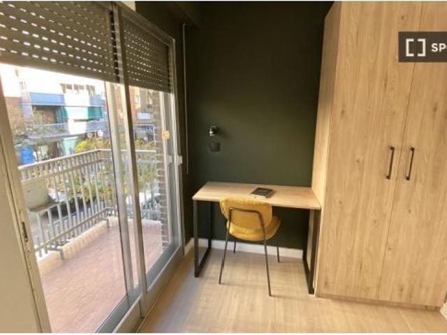 Se alquila habitación en piso compartido de 12 habitaciones en Vista Alegre, gastos incluidos