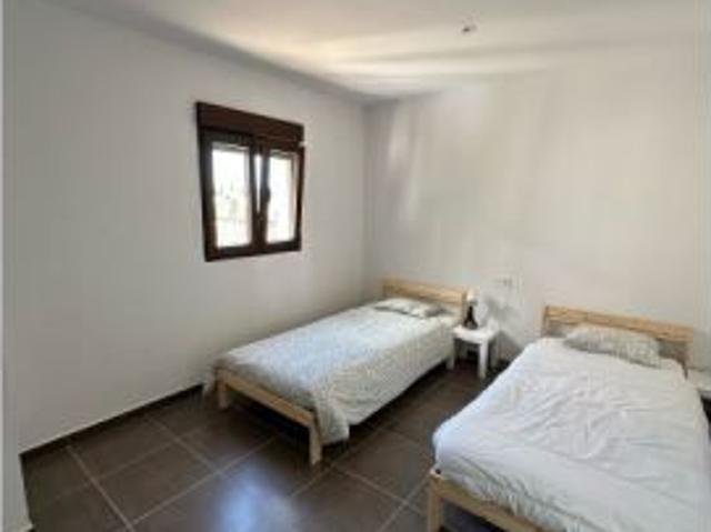 Se alquila habitación en piso compartido de 13 habitaciones en San Ildefonso
