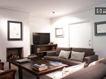 Se alquila habitación en piso compartido de 1 dormitorio en Pozuelo de Alarcón, gastos incluidos