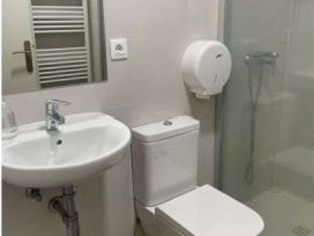 Se alquila habitación en piso compartido de 20 habitaciones en Zaragoza, todos los gastos incluidos