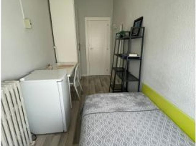 Se alquila habitación en piso compartido de 20 habitaciones en Zaragoza, todos los gastos incluidos