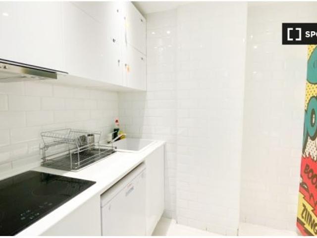 Se alquila habitación en piso compartido de 20 habitaciones en Embajadores, gastos incluidos