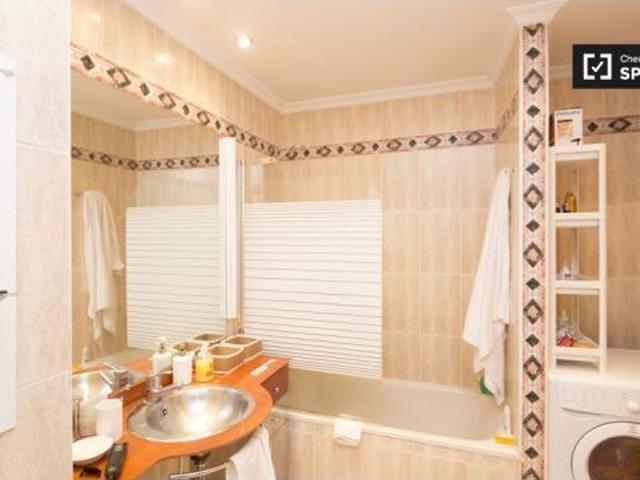 Se alquila habitación en piso compartido de 2 habitaciones en Nueva España. Ideal para profesionales