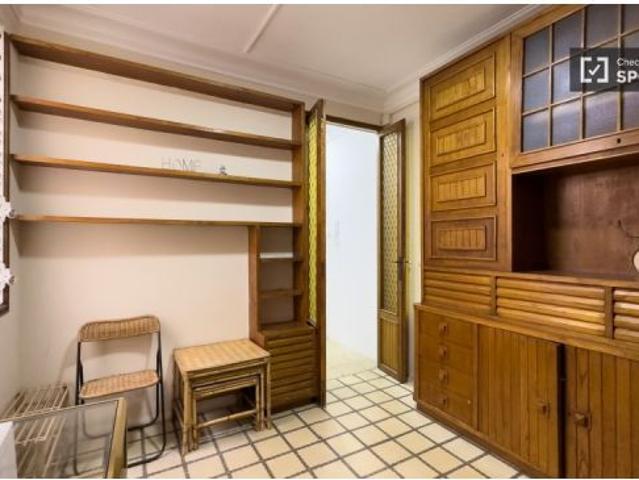 Se alquila habitación en piso compartido de 2 habitaciones en El Poble Sec, todos los gastos incluid