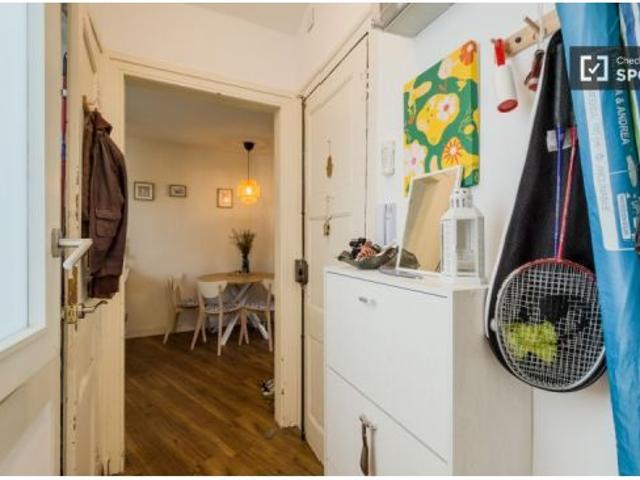 Se alquila habitación en piso compartido de 2 habitaciones en El Raval, todos los gastos incluidos