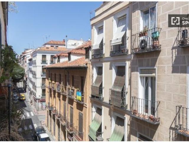 Se alquila habitación en piso compartido de 2 habitaciones en Embajadores, solo chicas
