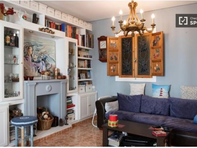 Se alquila habitación en piso compartido de 2 habitaciones en Embajadores, solo chicas