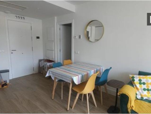 Se alquila habitación en piso compartido de 2 habitaciones en Los Ángeles