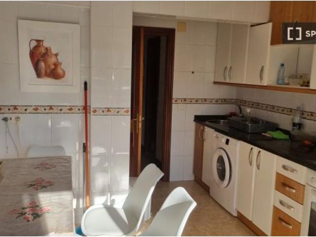 Se alquila habitación en piso compartido de 2 habitaciones en Uribarri, no fumadores, no mascotas