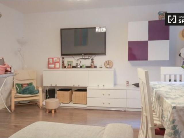 Se alquila habitación en piso compartido de 2 habitaciones en Valdezarza, perfecta para mujeres