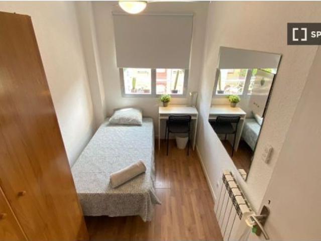 Se alquila habitación en piso compartido de 3 habitaciones en Numancia, solo profesionales y estudia