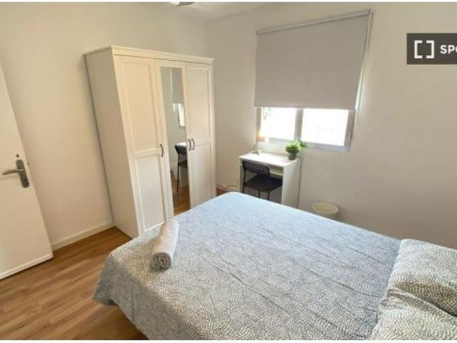 Se alquila habitación en piso compartido de 3 habitaciones en Numancia, solo profesionales y estudia