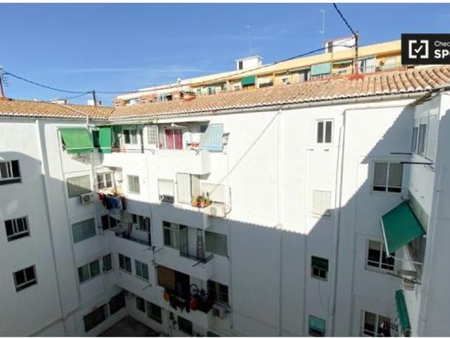 Se alquila habitación en piso compartido de 3 habitaciones en Aiora