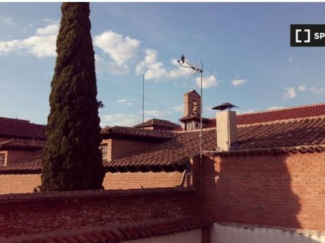 Se alquila habitación en piso compartido de 3 habitaciones en Alcalá de Henares, ideal para estudian