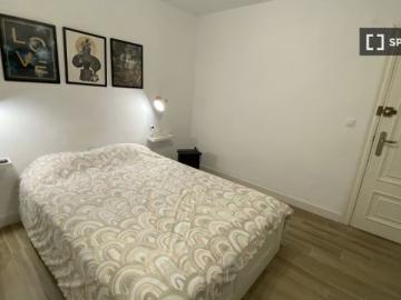 Se alquila habitación en piso compartido de 3 habitaciones en Alicante