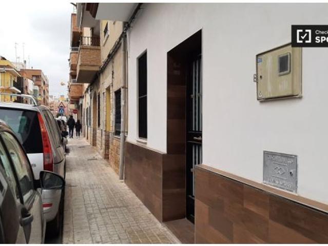 Se alquila habitación en piso compartido de 3 habitaciones en Burjassot, perfecta para profesionales
