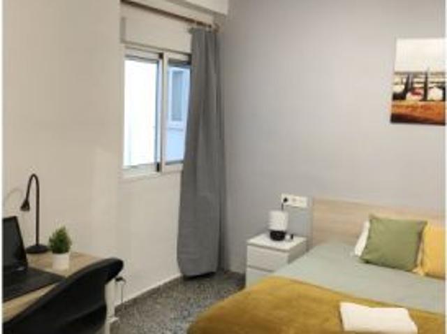 Se alquila habitación en piso compartido de 3 habitaciones en Burjassot, sin gastos incluidos