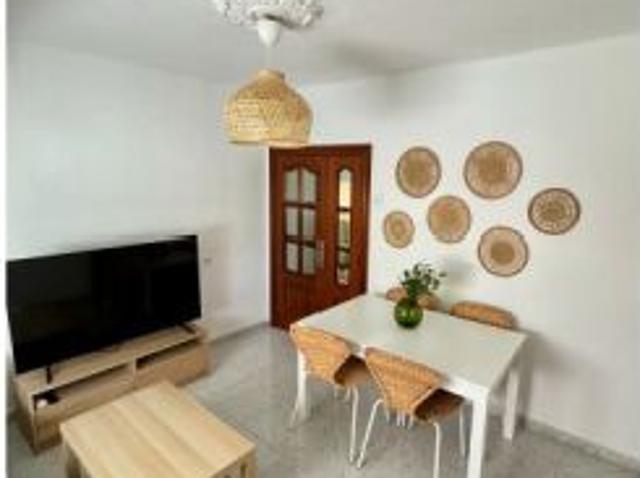 Se alquila habitación en piso compartido de 3 habitaciones en Barrio Alto, todos los gastos incluido