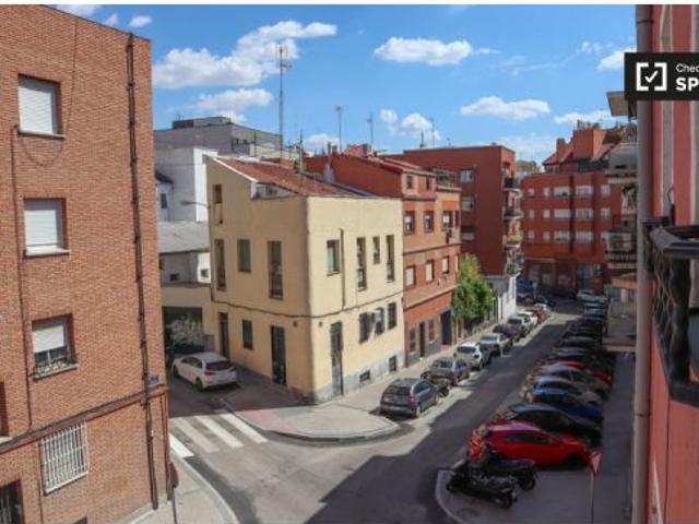 Se alquila habitación en piso compartido de 3 habitaciones en Bellas Vistas, gastos incluidos