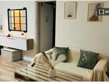 Se alquila habitación en piso compartido de 3 habitaciones en Canyelles, todos los gastos incluidos