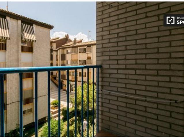 Se alquila habitación en piso compartido de 3 habitaciones en Cartuja