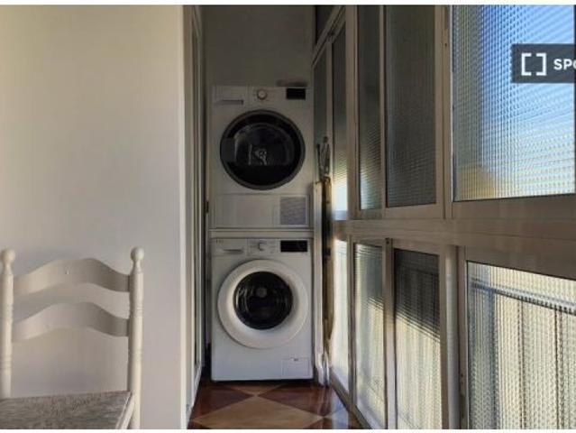 Se alquila habitación en piso compartido de 3 habitaciones en Cruz del Humilladero, gastos incluidos