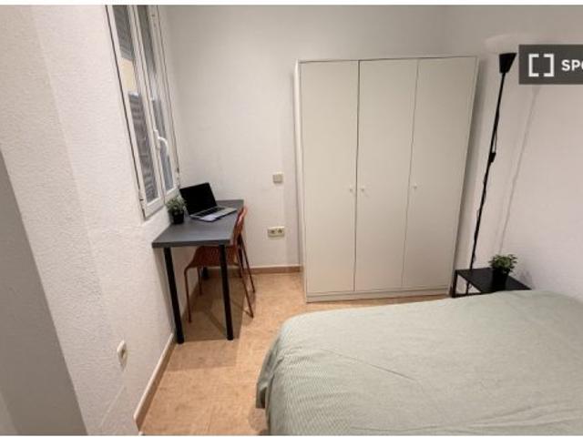 Se alquila habitación en piso compartido de 3 habitaciones en Delicias, todos los gastos incluidos