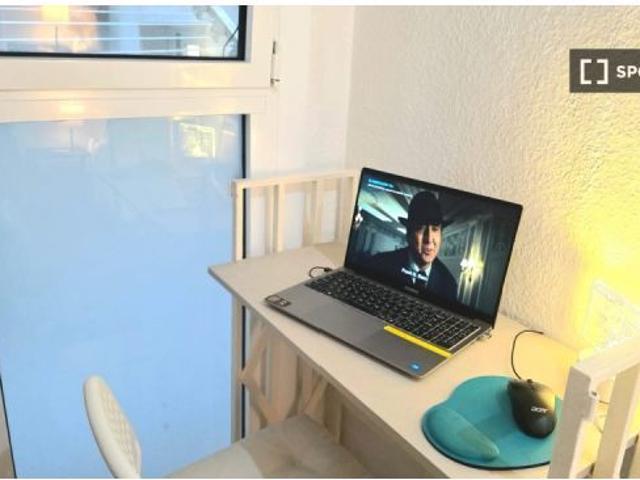 Se alquila habitación en piso compartido de 3 habitaciones en El Carmel, todos los gastos incluidos
