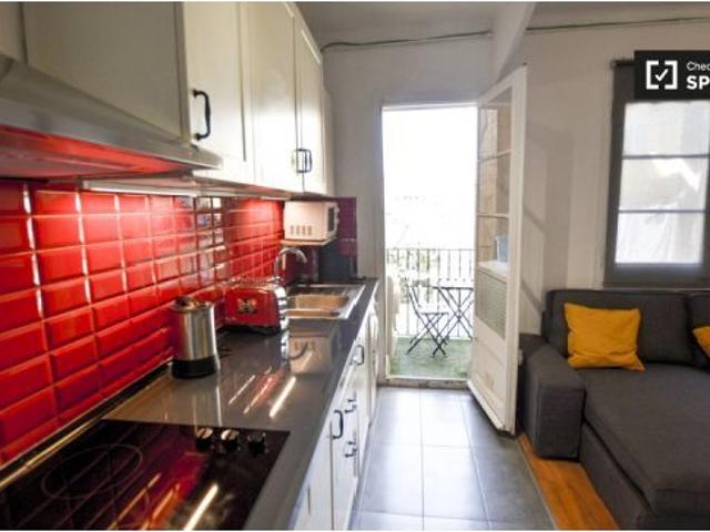 Se alquila habitación en piso compartido de 3 habitaciones en El Raval, no parejas, ideal estudiante