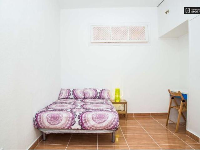 Se alquila habitación en piso compartido de 3 habitaciones en El Raval. Ideal para profesionales y e