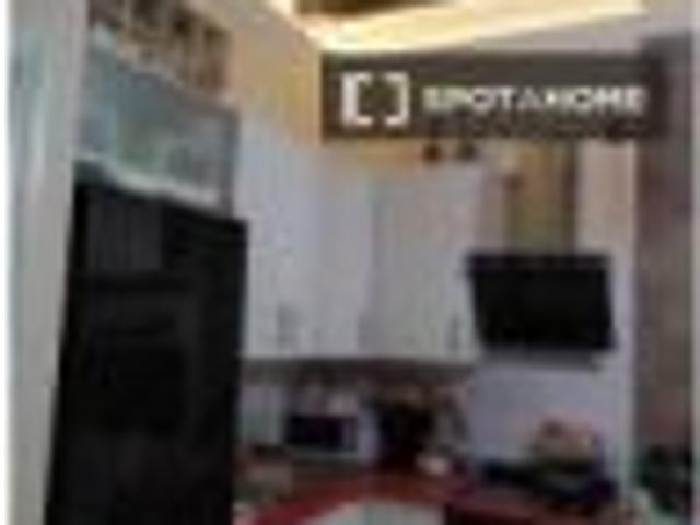 Se alquila habitación en piso compartido de 3 habitaciones en El Raval, solo profesionales