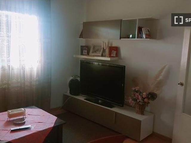 Se alquila habitación en piso compartido de 3 habitaciones en Entrevías
