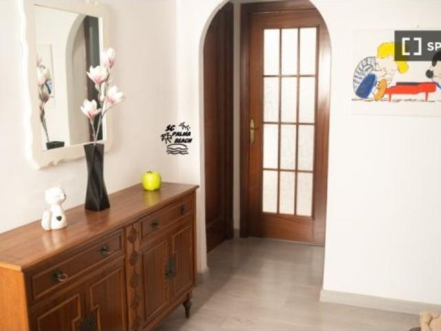 Se alquila habitación en piso compartido de 3 habitaciones en Foners, con gastos incluidos. Ideal so