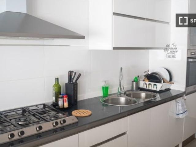 Se alquila habitación en piso compartido de 3 habitaciones en Foners, con gastos incluidos. Ideal so