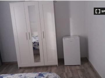 Se alquila habitación en piso compartido de 3 habitaciones en Foners, solo profesionales y estudiant