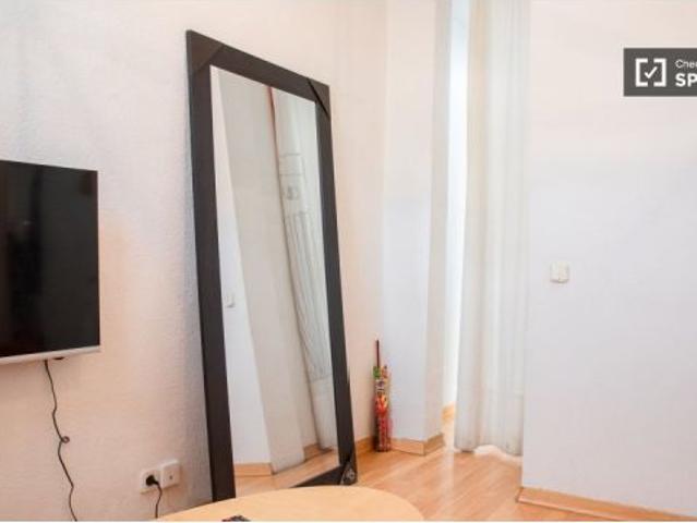 Se alquila habitación en piso compartido de 3 habitaciones en Justicia, gastos incluidos