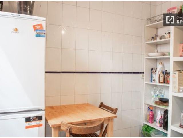 Se alquila habitación en piso compartido de 3 habitaciones en Justicia, gastos incluidos