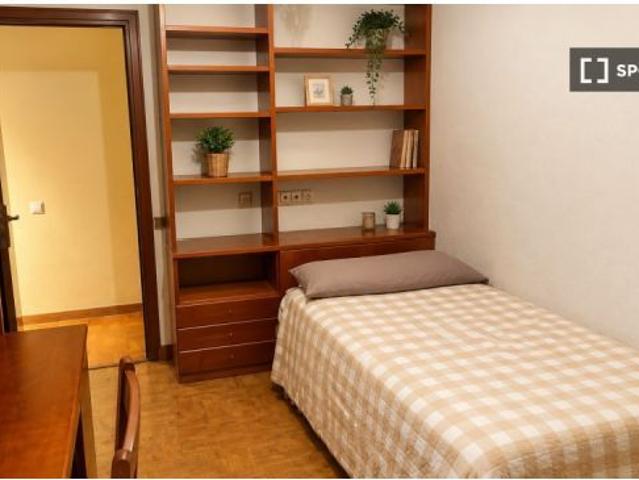 Se alquila habitación en piso compartido de 3 habitaciones en La Nova Esquerra de l' Eixampl