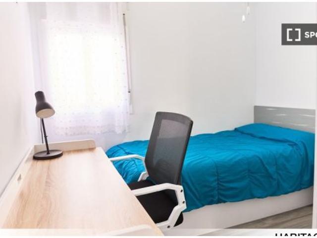Se alquila habitación en piso compartido de 3 habitaciones en La Buhaira, solo estudiantes