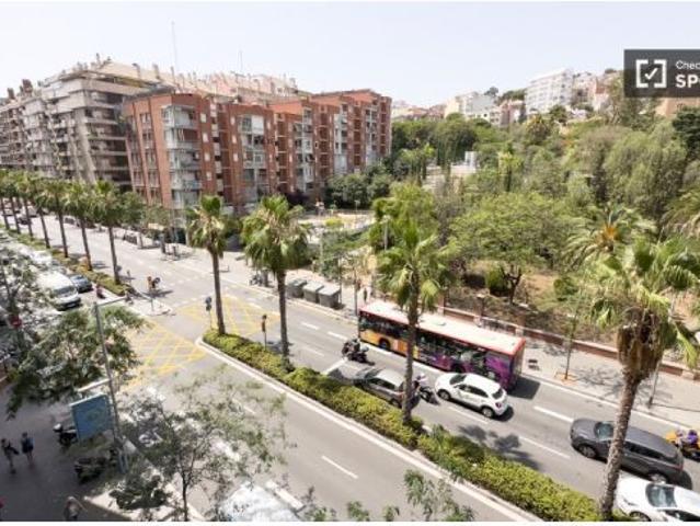 Se alquila habitación en piso compartido de 3 habitaciones en La Salut, gastos incluidos